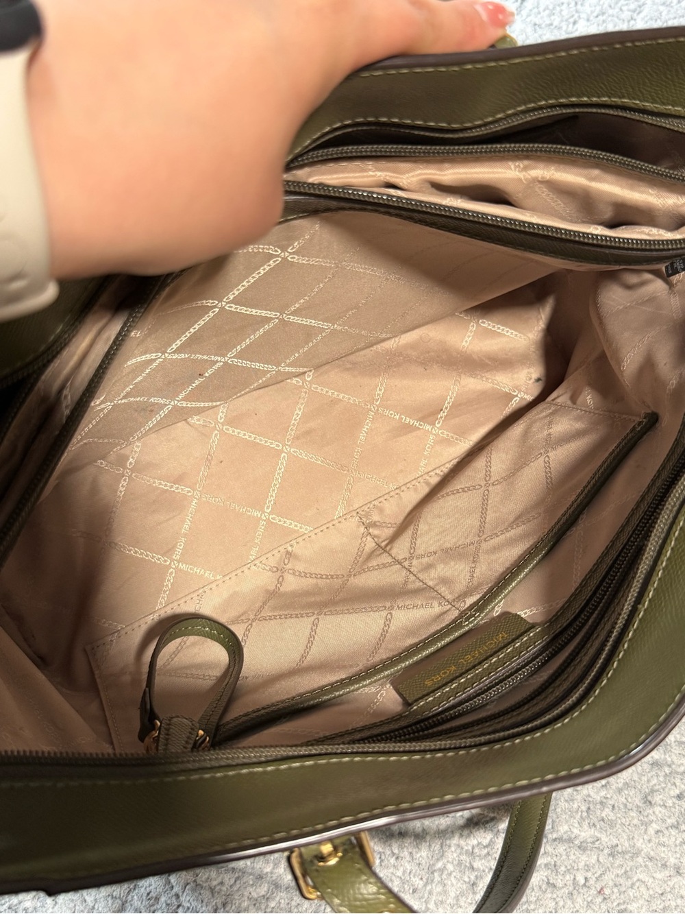 ✨ PRICE DROP ✨ Michael Kors Medium Voyager Leather Tote - olive green - Picture 7 of 15